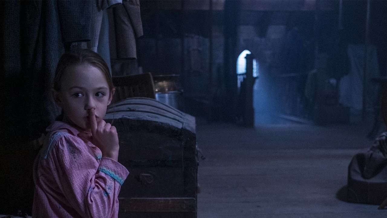 'The Haunting of Bly Manor': Câu chuyện tình kinh dị đậm chất Gothic bly-manor-flora