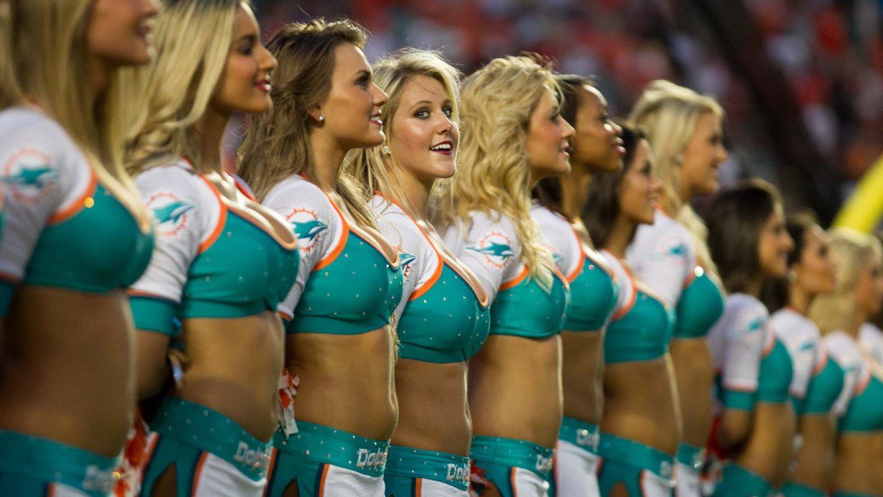 Cheerleader Effect: Bạn trông sẽ đẹp hơn khi đứng cùng một nhóm?