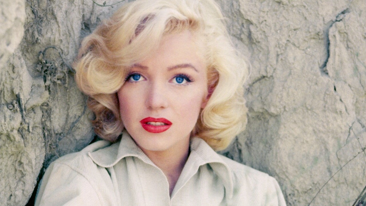 Marilyn-Monroe-photographed-by-Milton-Green-1954