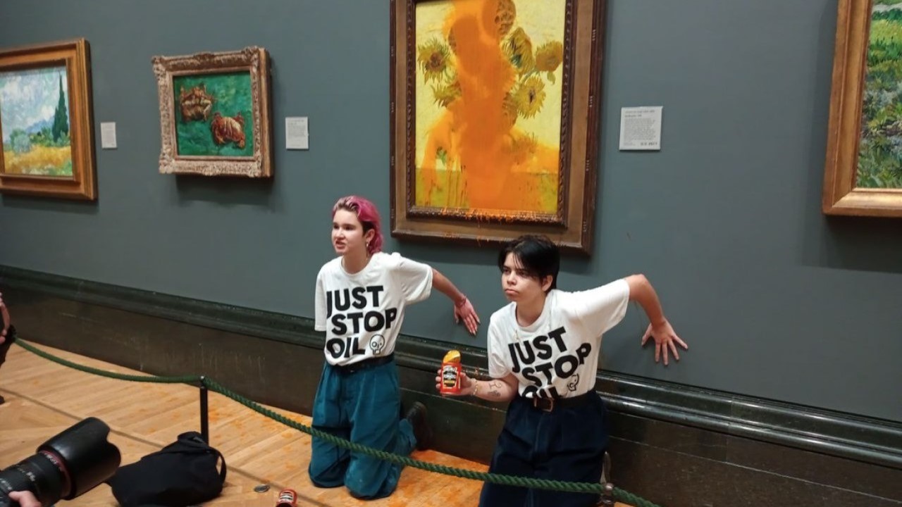 Just Stop Oil: Sự ngu ngốc trong hành vi ném súp cà chua vào bức tranh của Van Gogh