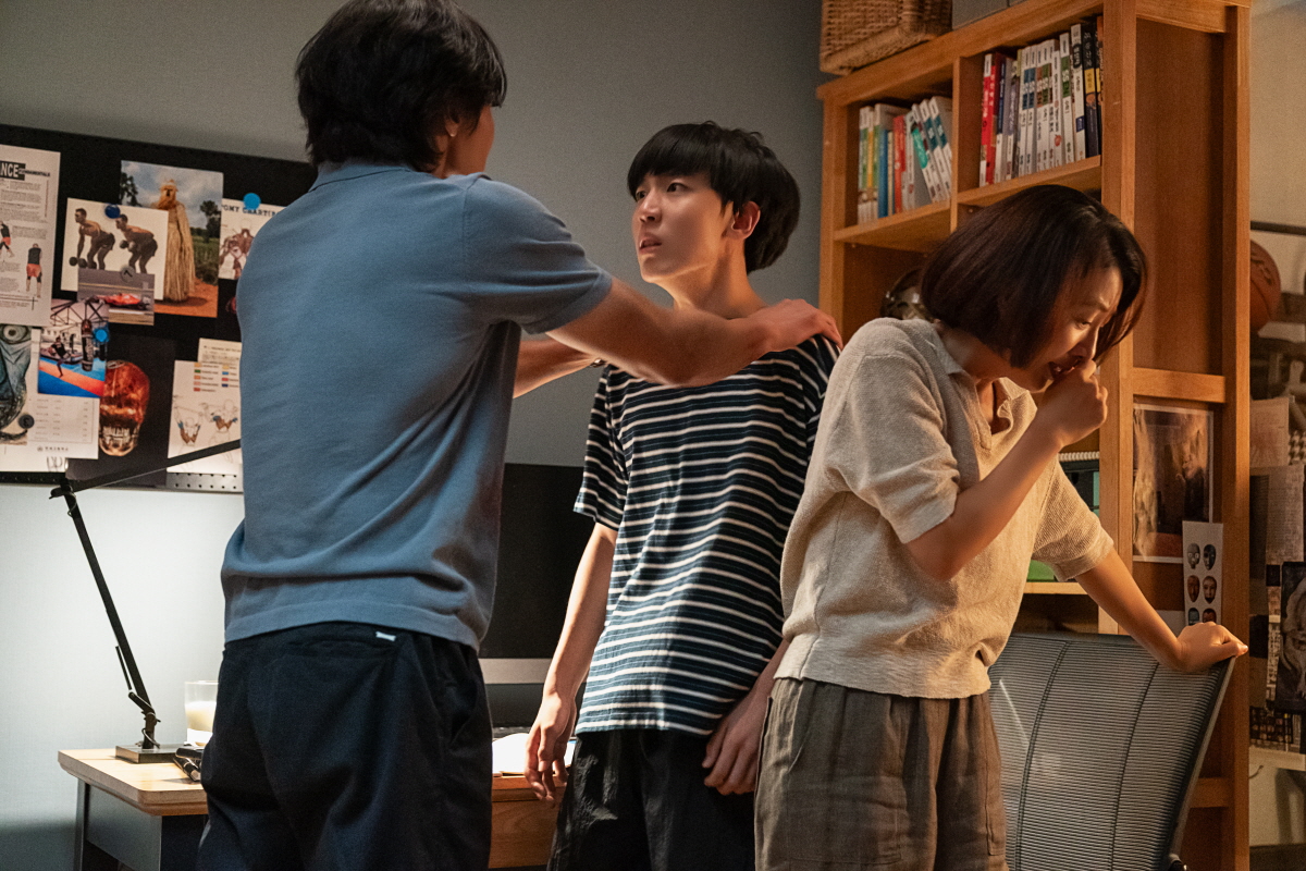 A Normal Family (2023) - Vạch trần những con quỷ dữ nấp sau vỏ bọc đàng hoàng tử tế a-normal-family-still